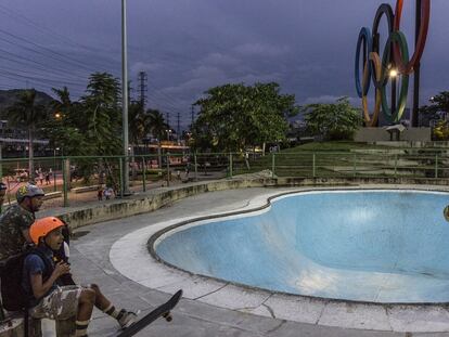 Los 'skaters' practican con su monopatín en el parque Madureira, un área de recreo de más de 90.000 metros cuadrados.