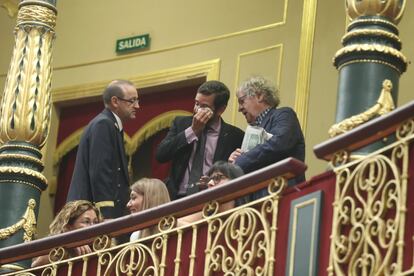 El hispanista Ian Gibson (derecha), junto con Eduardo Ranz, abogado de la familia Lapeña (centro) y un ujier del Congreso, en la tribuna de invitados tras la aprobación de la exhumación de Franco del Valle de los Caídos.