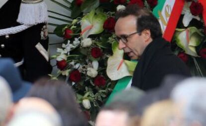 El director y actor italiano Roberto Benigni asiste al funeral.