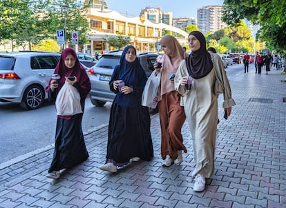 Mujeres musulmanas, en el centro de Tirana.