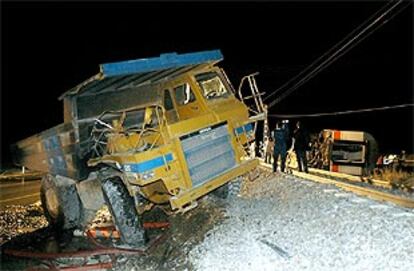 Estado en el que quedó el camión tras chocar con el tren en el barrio de La Cartuja, próximo a Zaragoza.