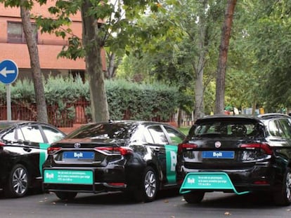 Vehículos VTC de la plataforma Bolt con los parachoques traseros para adaptarse a la normativa catalana.