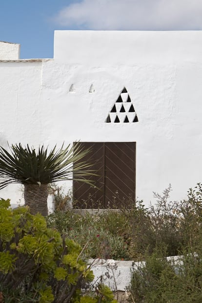 Detalle de la fachada del antiguo palomar, donde se aprecian las contraventanas con duelas en diagonal.