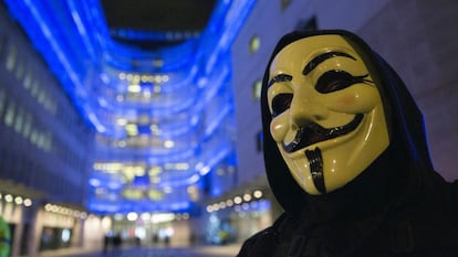 Protesta de simpatizantes de Anonymous ante la BBC, en Londres, en diciembre de 2014.