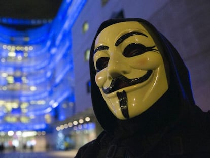 Protesto de simpatizantes do Anonymous em frente à sede da BBC, em Londres, em dezembro de 2014.