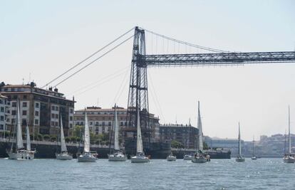 Imagen del Puente Colgante durnate uan  prueba de vela.