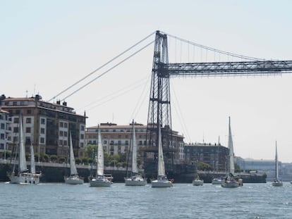 Imagen del Puente Colgante durnate uan  prueba de vela.