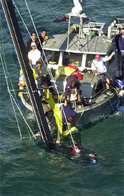 Colaboradores de Dennis Conner intentan sacar a flote el barco hundido.