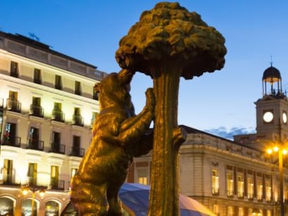 Estatua del oso y el madro&ntilde;o, s&iacute;mbolo madrile&ntilde;o, en la Puerta del Sol.