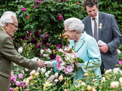 La reina Isabel II era una asidua del Chelsea Flower Show de Londres. En 2016 visitó el jardín de rosas creado por David Austin para la ocasión.