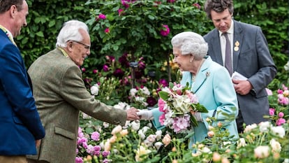 La reina Isabel II era una asidua del Chelsea Flower Show de Londres. En 2016 visitó el jardín de rosas creado por David Austin para la ocasión.