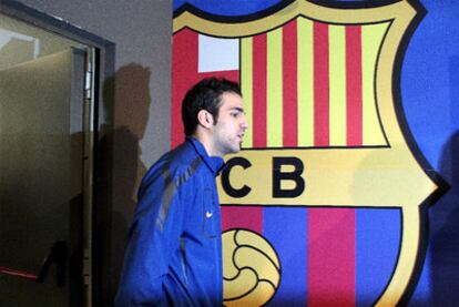 Cesc entra ayer en la sala de prensa del Camp Nou.