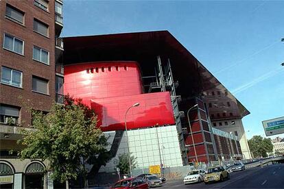 Entre los proyectos para el triángulo de oro de los museos madrileños destaca la naturalidad de la ampliación de Jean Nouvel para el Reina Sofía. Un volumen aplastante y ligero a la vez, más llamativo por su inconformismo agitador que por su sutileza. El vidrio y el acero, más una desbordante mancha roja, definen un gran trazo hacia la ronda de Atocha: vestíbulo para los vecinos, cobijados bajo el extraordinario voladizo.