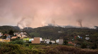 Vista del incendio aproximándose a La Matanza, el sábado.