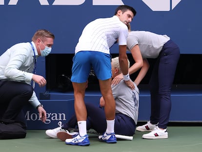 Djokovic se preocupa por la juez de línea a la que golpeó en la pista central de Nueva York.