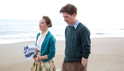 Saoirse Ronan y Domhall Gleeson, en 'Brooklyn'.