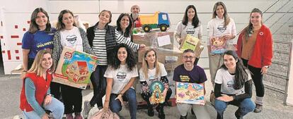 Clasificación de juguetes en la sede de la Cruz Roja Española en El Plantío (Madrid), con voluntarios de Mondelez.