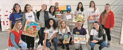 Clasificación de juguetes en la sede de la Cruz Roja Española en El Plantío (Madrid), con voluntarios de Mondelez.
 