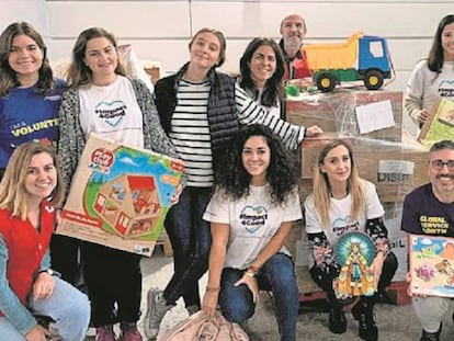 Clasificación de juguetes en la sede de la Cruz Roja Española en El Plantío (Madrid), con voluntarios de Mondelez.
 