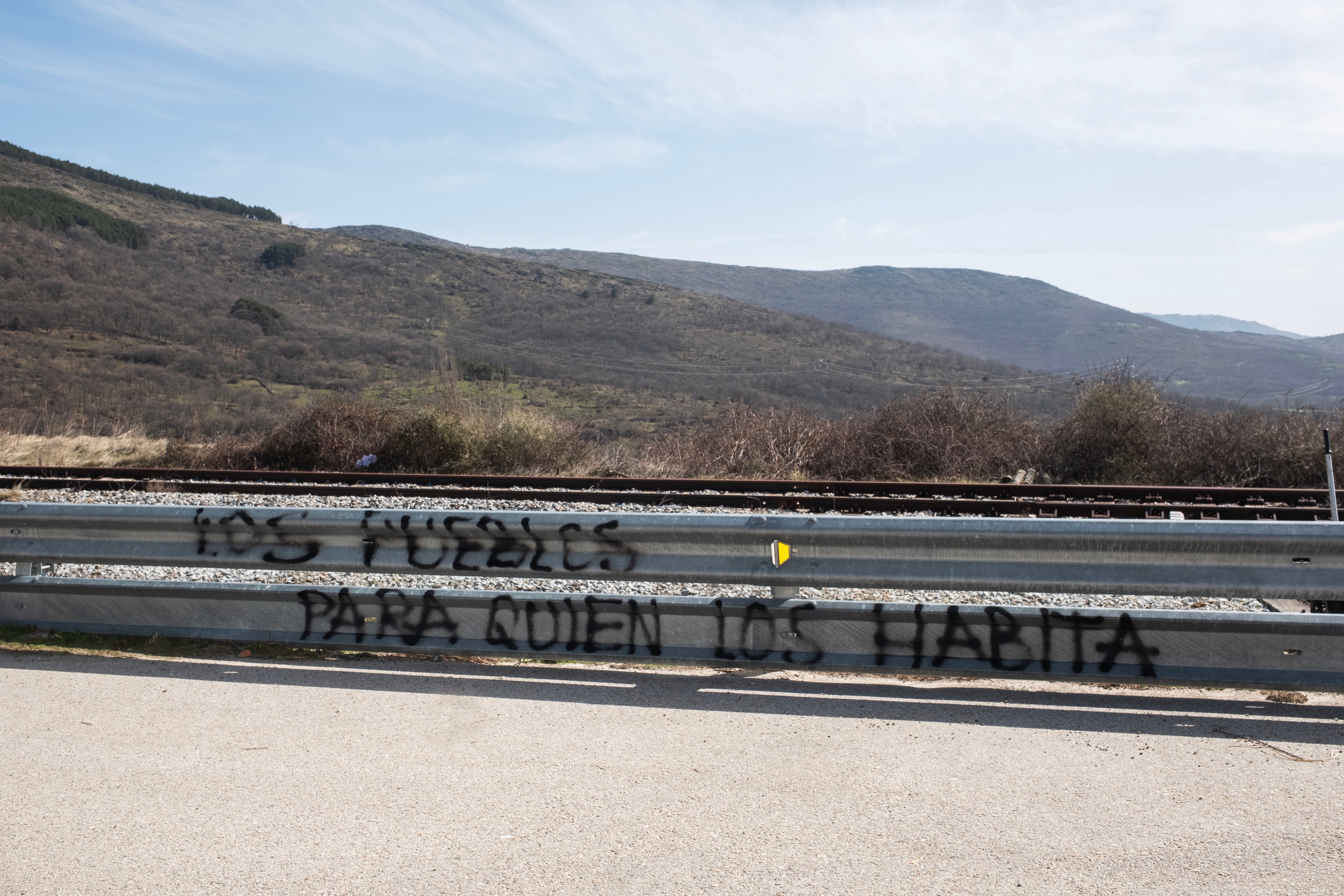 
Pintada en un quitamiedos en las calles del pueblo. 