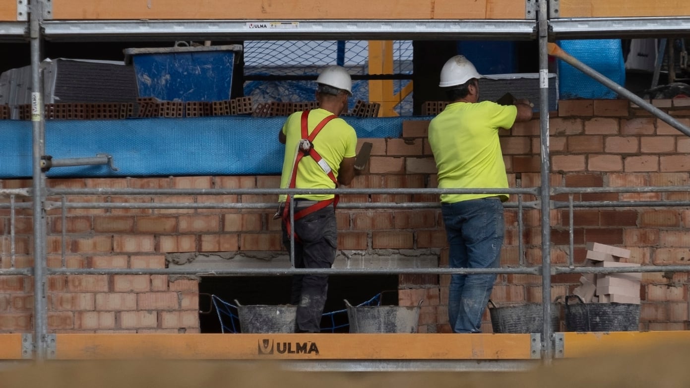 Trabajadores en Sevilla en noviembre de 2023.