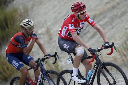 Chris Froome, por delante de Vicenzo Nibali, en la etapa que termin&oacute; en La Pandera.