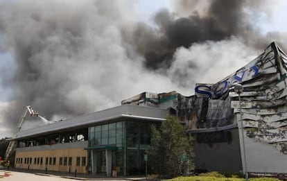 El exterior del almacén, con el incendio ya controlado