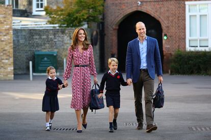 Los duques de Cambridge, con George y Charlotte, en su primer días de clase.