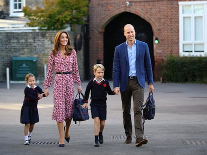 Los duques de Cambridge, con George y Charlotte, en su primer días de clase.