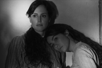 2. Elisa y Marcela

Drama sobre el primer matrimonio homosexual registrado en España, con Natalia de Molina y Greta Fernández. Dirige Isabel Coixet, que ha rodado el filme en blanco y negro. El filme competirá en la Berlinale.

En 1885, dos mujeres gallegas, que inician una amistad en la escuela en la que trabajan, se enamoran, viviendo su relación a escondidas. Ante la presión social, Elisa (Natalia de Molina) abandona el pueblo para regresar convertida en Mario y poder casarse con Marcela (Greta Fernández).