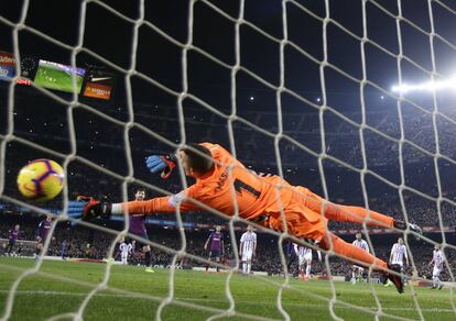 Lionel Messi dispara para marcar el gol, primero de su equipo, desde el punto de penalty durante el partido de fútbol de la Liga española entre el FC Barcelona y Valladolid.