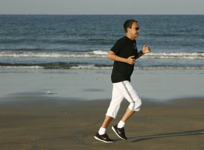 El presidente del Gobierno, José Luis Rodríguez Zapatero, corriendo a primera hora de la mañana en la playa de Sanlúcar de Barrameda (Cádiz), en verano de 2007.