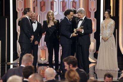Harrison Ford entrega a Alejandro González Iñárritu el premio a la mejor película dramática. 'El renacido' logra tres de los galardones en las categorías principales.