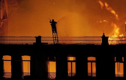 <b>6 de julio de 2008</b>. Un edificio entero del centro histórico de Lisboa, en la Avenida da Liberdade cayó presa del fuego en medio de la noche. El recuerdo del <a href="http://elpais.com/diario/1988/08/26/internacional/588549603_850215.html">incendio que 20 años antes había destruido el Chiado</a> volvió a la mente de los lisboetas.