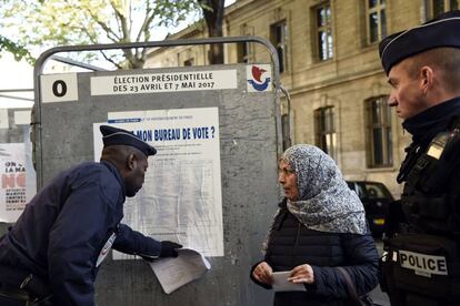 Dos policías ayudan a una mujer a localizar su colegio en París.