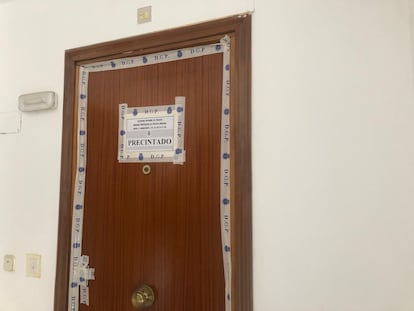 Puerta de la vivienda donde se ha producido el crimen.