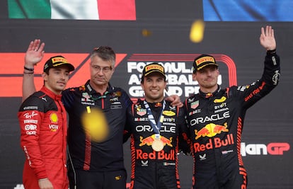Sergio Pérez de Red Bull celebra en el podio después de ganar el GP de Azerbaiyán junto con Max Verstappen de Red Bull en segundo lugar y Charles Leclerc de Ferrari en tercer lugar