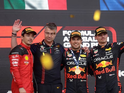 Sergio Pérez de Red Bull celebra en el podio después de ganar el GP de Azerbaiyán junto con Max Verstappen de Red Bull en segundo lugar y Charles Leclerc de Ferrari en tercer lugar
