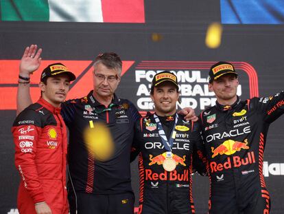 Sergio Pérez de Red Bull celebra en el podio después de ganar el GP de Azerbaiyán junto con Max Verstappen de Red Bull en segundo lugar y Charles Leclerc de Ferrari en tercer lugar