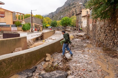 Una calle de la localidad turolense de Montalbán tras el desbordamiento del río Martín a su paso por la localidad.