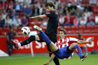 Amorebieta trata de despejar el balón ante la oposición de Sangoy.