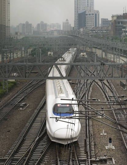 Un tren bala sale de la estación norte de Shanghái, en China, el domingo 29 de abril de 2007.