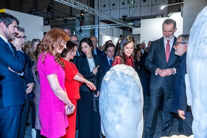 Los Reyes charlan con Jaume Plensa durante su visita el estand de EL PÁIS, acompañados por el ministro de Cultura, Ernest Urtasun, la vicepresidenta del grupo Prisa, Pilar Gil, la directora de EL PAÍS, Pepa Bueno, la presidenta de la Comunidad de Madrid, Isabel Díaz Ayuso, y el alcalde de Madrid, José Luis Martínez-Almeida.