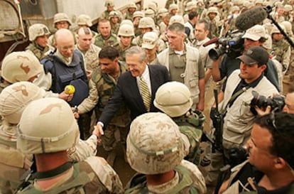 Rumsfeld, rodeado de soldados y periodistas, durante la visita que efectuó ayer a la cárcel de Abu Ghraib, en Irak.