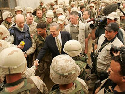 Rumsfeld, rodeado de soldados y periodistas, durante la visita que efectuó ayer a la cárcel de Abu Ghraib, en Irak.
