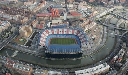 Vista aérea del Calderón, con la fábrica de Mahou detrás.