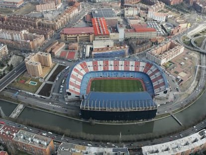 Vista aérea del Calderón, con la fábrica de Mahou detrás.