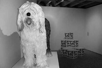 <i>Bob tail</i> (1991), de Jeff Koons, y al fondo, obra de Andy Warhol.