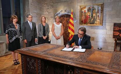 El presidente Artur Mas firmando el decreto de convocatoria del 27-S.