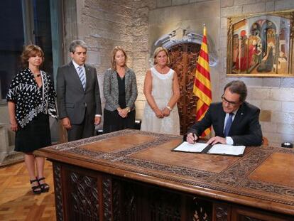 El presidente Artur Mas firmando el decreto de convocatoria del 27-S.